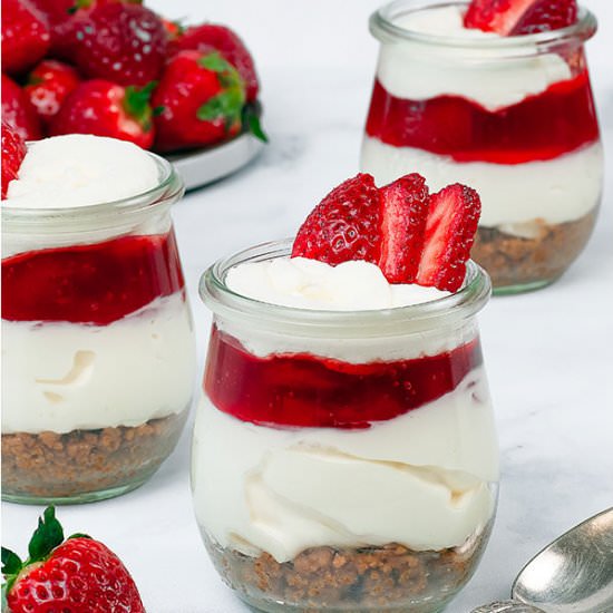 No-Bake Strawberry Cheesecake Cups