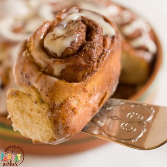THE BEST CINNAMON ROLLS