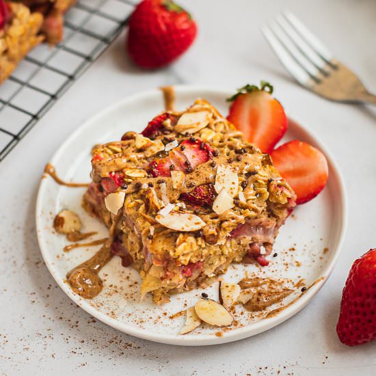 Vegan Strawberry Oatmeal Bake