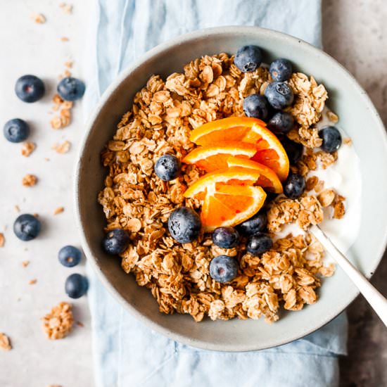 EASY HOMEMADE GRANOLA (3 INGREDIENTS)