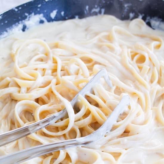 BEST Fettuccine Alfredo Sauce