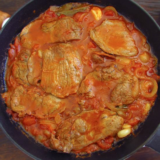 Steaks in tomato sauce