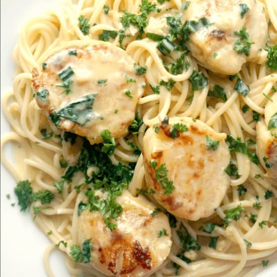 Creamy Garlic Scallops with Pasta