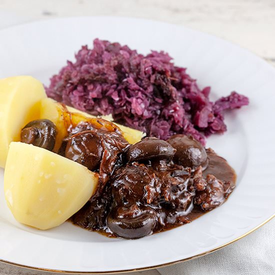 Stewed beef with apple & mushrooms