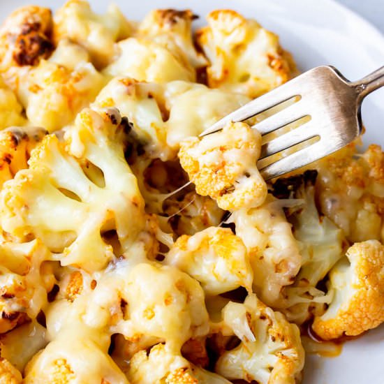 Cheesy Buffalo Cauliflower Bites