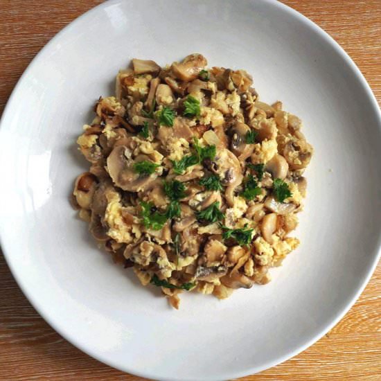 Scrambled eggs with mushrooms