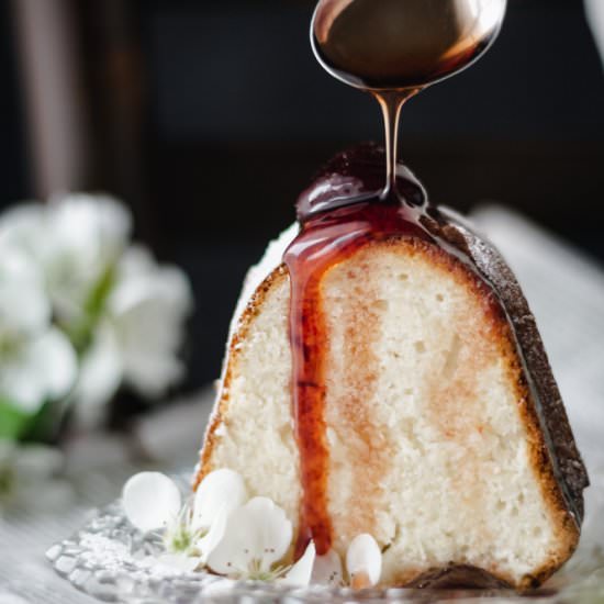 Angel food cake with strawberry