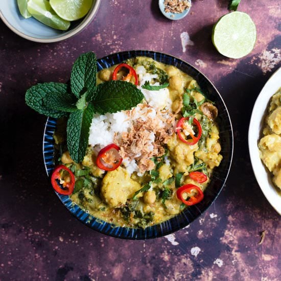 Cauliflower and chickpea curry