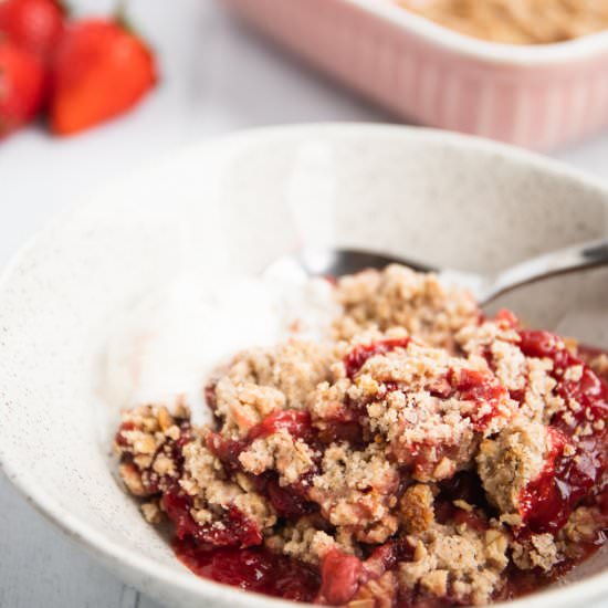 8-Ingredient Strawberry Crumble
