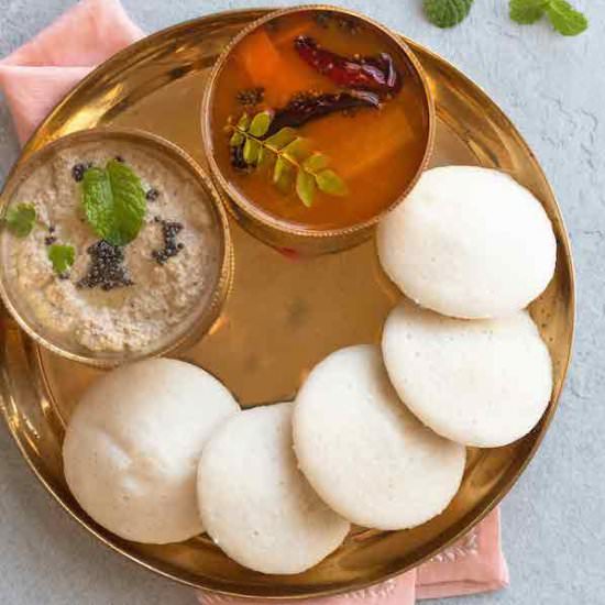 SOFT IDLIS WITH RICE FLOUR