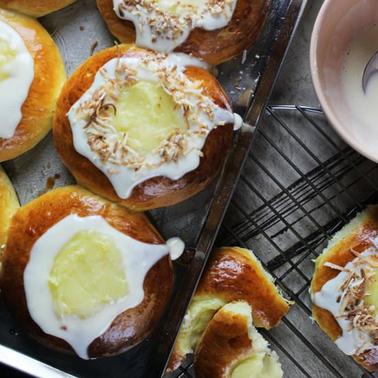 Vanilla cream filled buns
