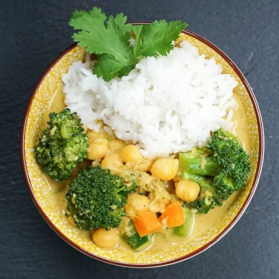 Creamy Broccoli And Chickpeas Curry