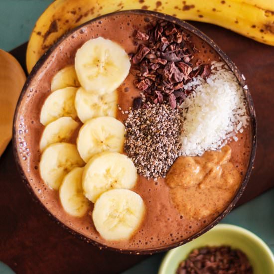 Morning cacao banana smoothie bowl