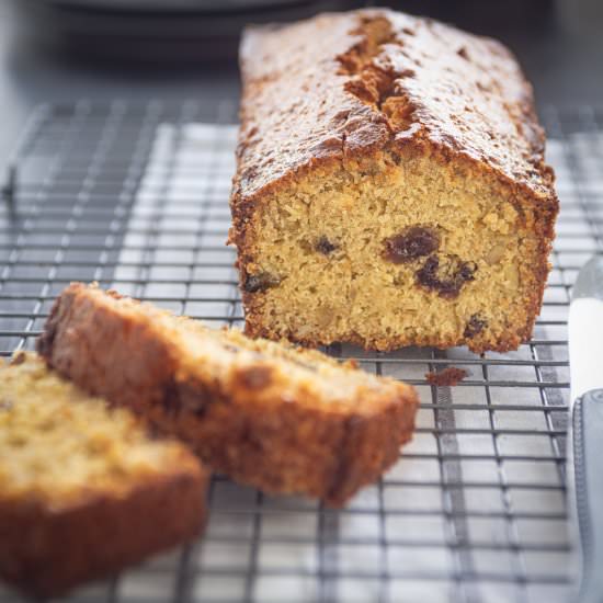 Granola cake with currant and walnuts