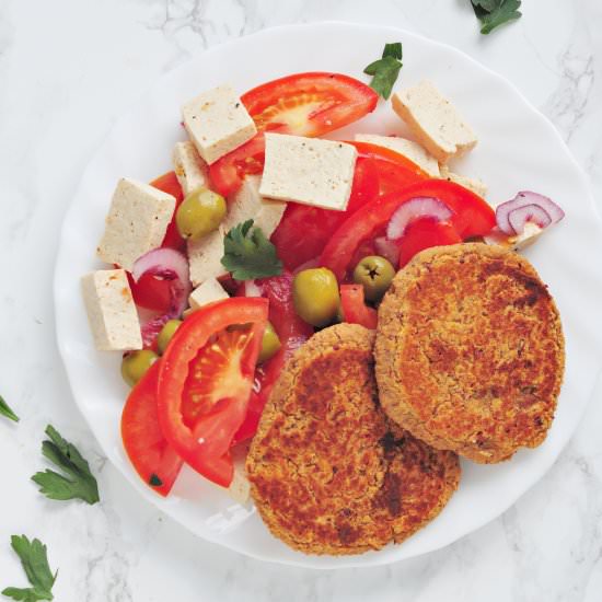 Salad with tofu, tomato and burgers