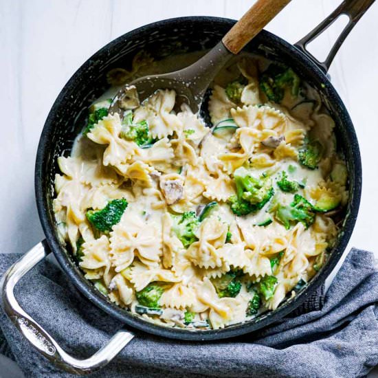 Creamy Garlic and Vegetable Pasta