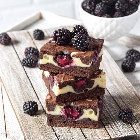 Cheesecake brownie with blackberry
