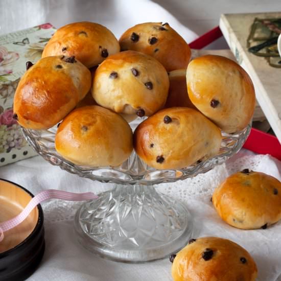BUNS WITH CHOCOLATE CHIPS