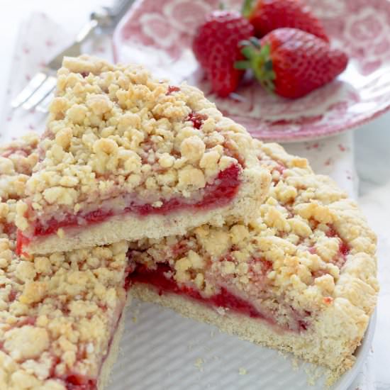Crumbled strawberry cake