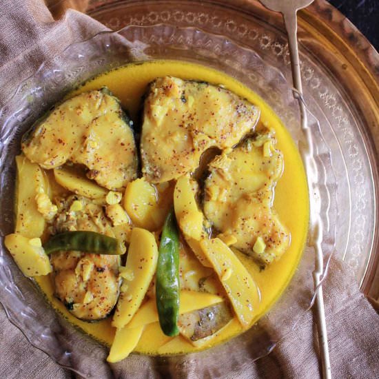 ALOO DIYE MACHER JHAL