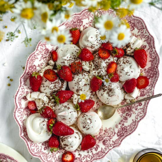 Meringues with berries & chamomile