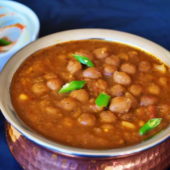 white chickpeas curry