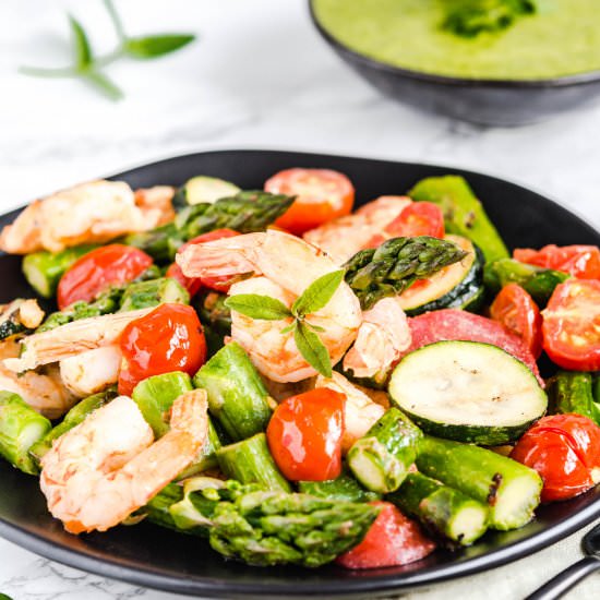 Shrimp with asparagus and parsley