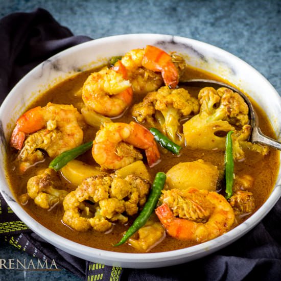 Cauliflower and prawn curry