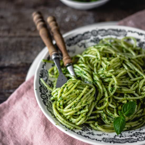 Pasta with spinach pesto sauce