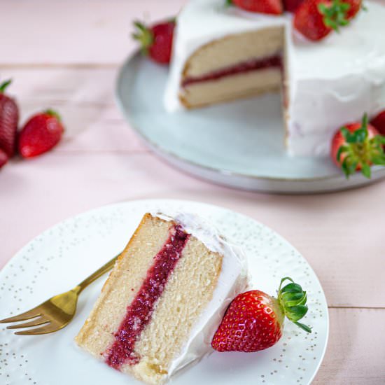 EASY VANILLA CAKE WITH STRAWBERRIES