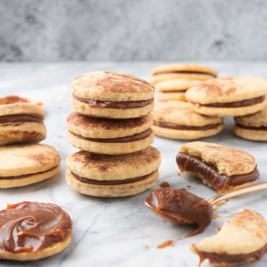 ALFAJORES (DULCE DE LECHE SANDWICH)