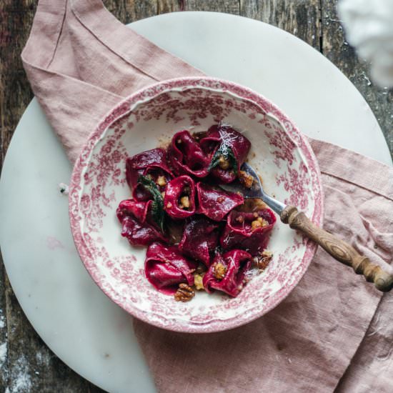 Beetroot tortellini w cream cheese