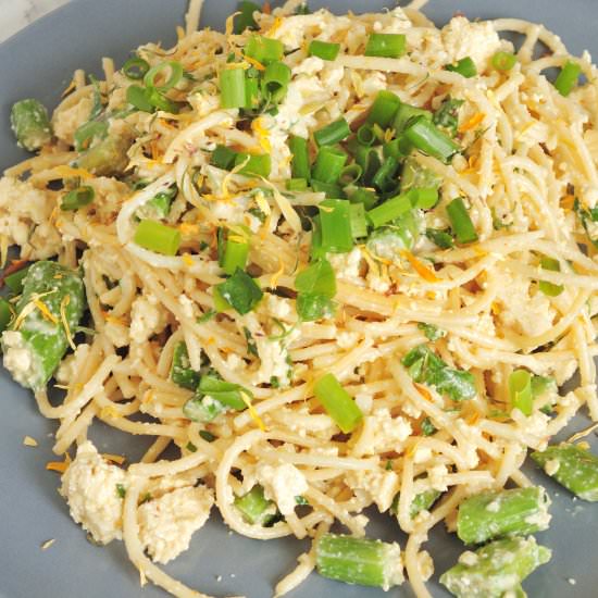 Vegan carbonara with asparagus