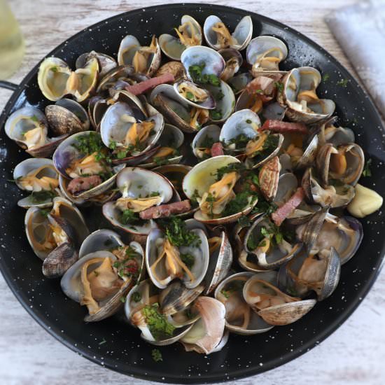 Clams with bacon and garlic