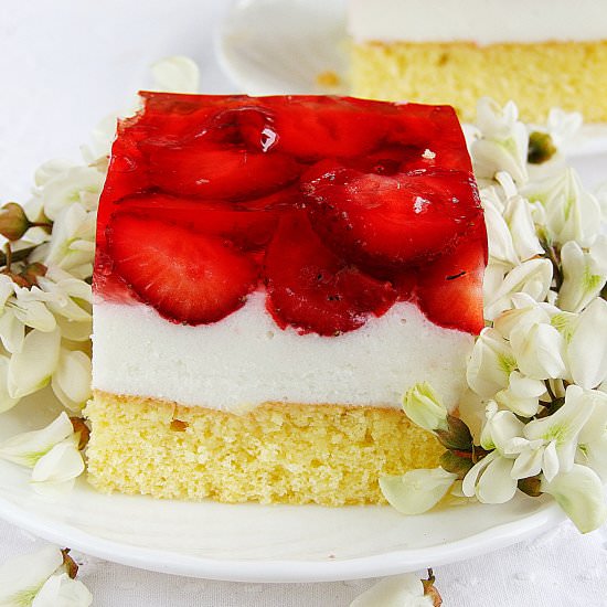 sponge cake with strawberries