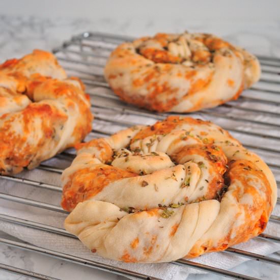 Yeast rolls a la pizza