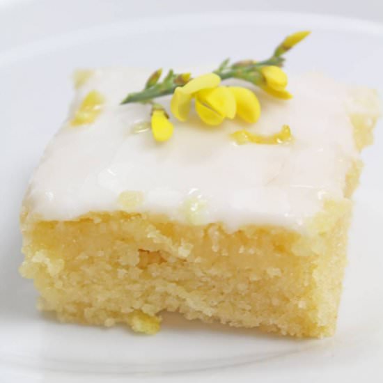Vegan lemon drizzle cake