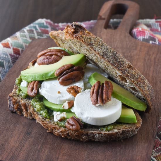 Sandwich with pesto, goat cheese