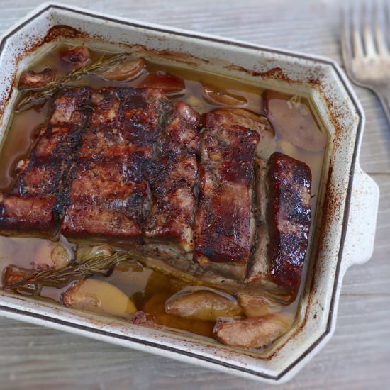 Pork ribs with apple in the oven