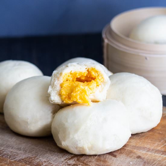 Molten Custard Salted Egg Buns
