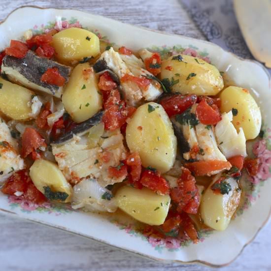 Cod with onion tomato in the oven
