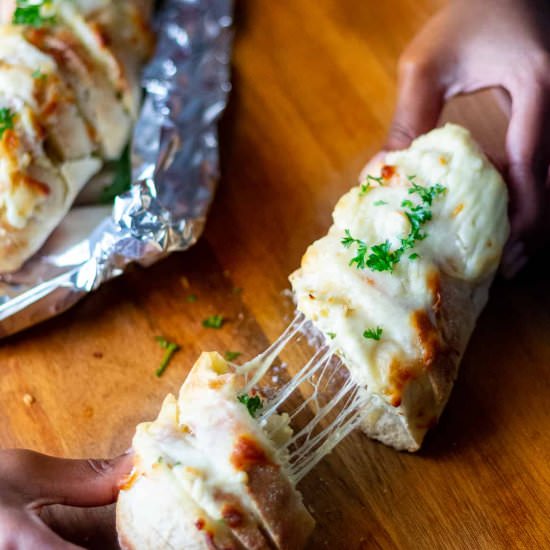Cheesy Sauce Pull-Apart Crack Bread