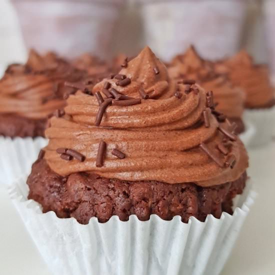 CHOCOLATE FUDGE CUPCAKES