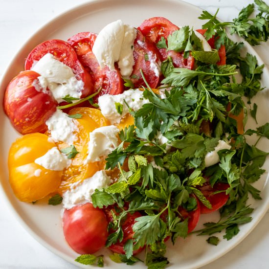 HEIRLOOM TOMATO MOZZARELLA SALAD