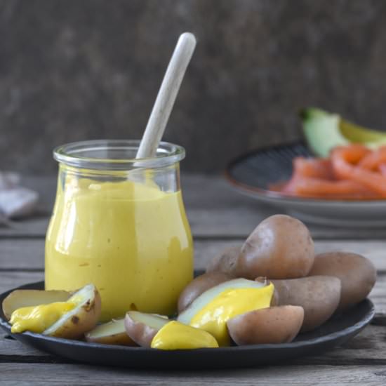 Mayonnaise with garlic and saffron