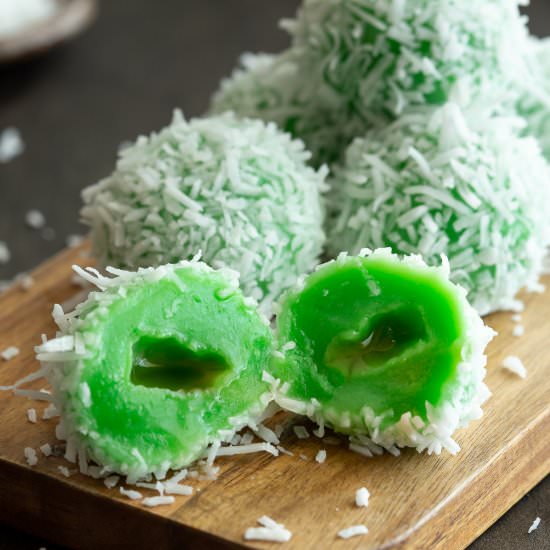 Klepon – Indonesian Sweet Rice Cake
