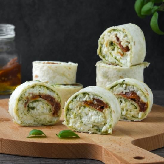 Rolls with pesto and mozzarella