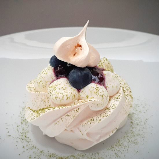 Pavlovas with a blueberry sauce