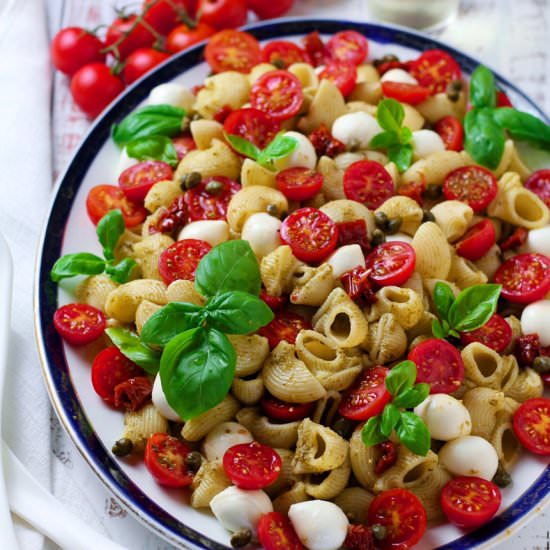 Italian Caprese Pasta Salad
