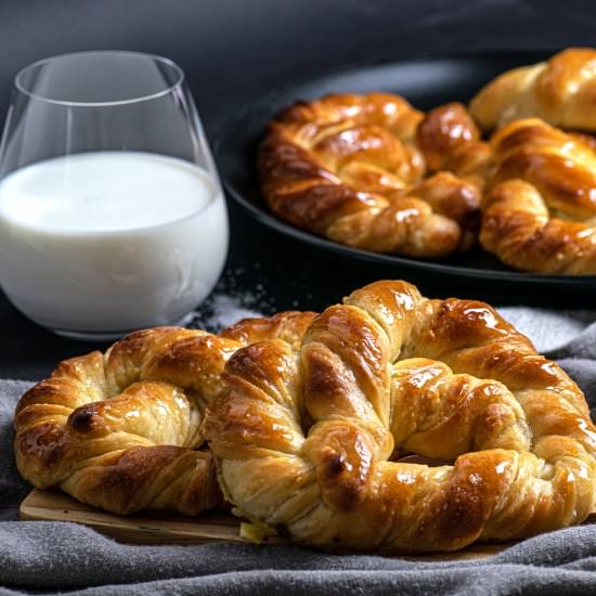Sweet Pretzels with Honey Syrup